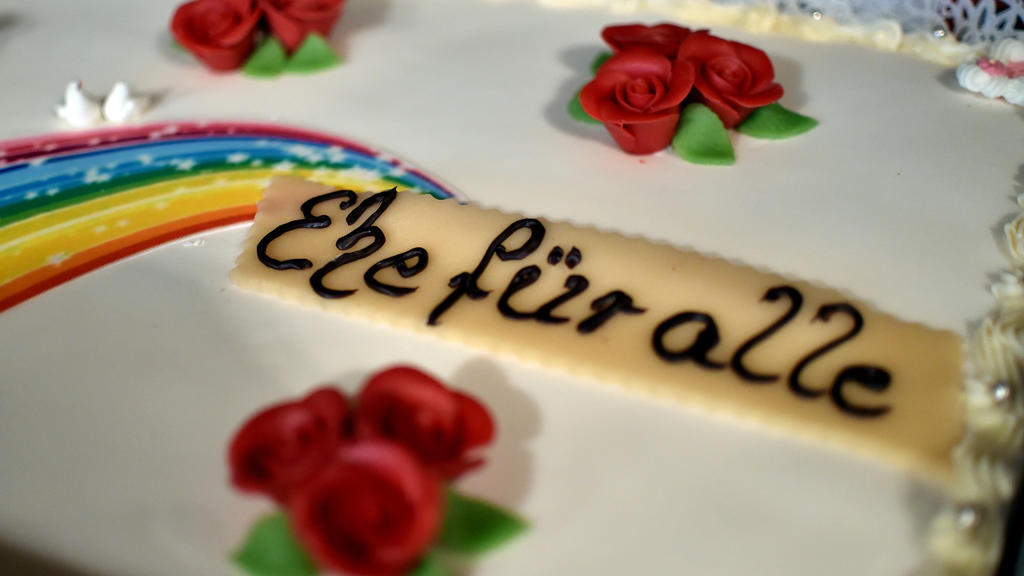 ARCHIV - 01.10.2017, Berlin: «Ehe für alle» steht auf einer Hochzeitstorte im Rathaus Schöneberg für die erste gleichgeschlechtliche Eheschließung. (zu dpa "Eherecht bis PrEP: Was Lesben und Schwule 2018 bewegt" vom 26.06.2018) Foto: Britta Pedersen/