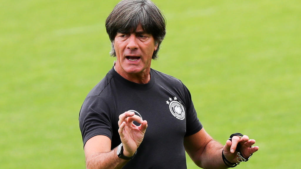 ARCHIV - 24.05.2018, Italien, Eppan: Bundestrainer Joachim Löw gibt beim Mannschaftstraining auf dem Trainingsgelände am Sportzentrum Rungg Anweisungen. Löw macht nach Informationen von «Bild» und «Sport Bild» trotz des Vorrunden-Aus bei der Weltmeis