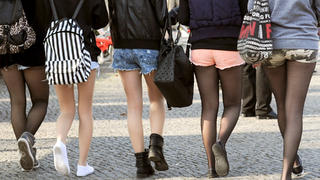 ILLUSTRATION - ARCHIV - Fünf Mädchen in kurzen Hosen schlendern am 02.04.2014 bei milden Temperaturen durch Berlin.   Foto: Ole Spata/dpa   (zu dpa "Schule stellt Regeln gegen zu aufreizende Kleidung auf" vom 07.07.2015) +++(c) dpa - Bildfunk+++