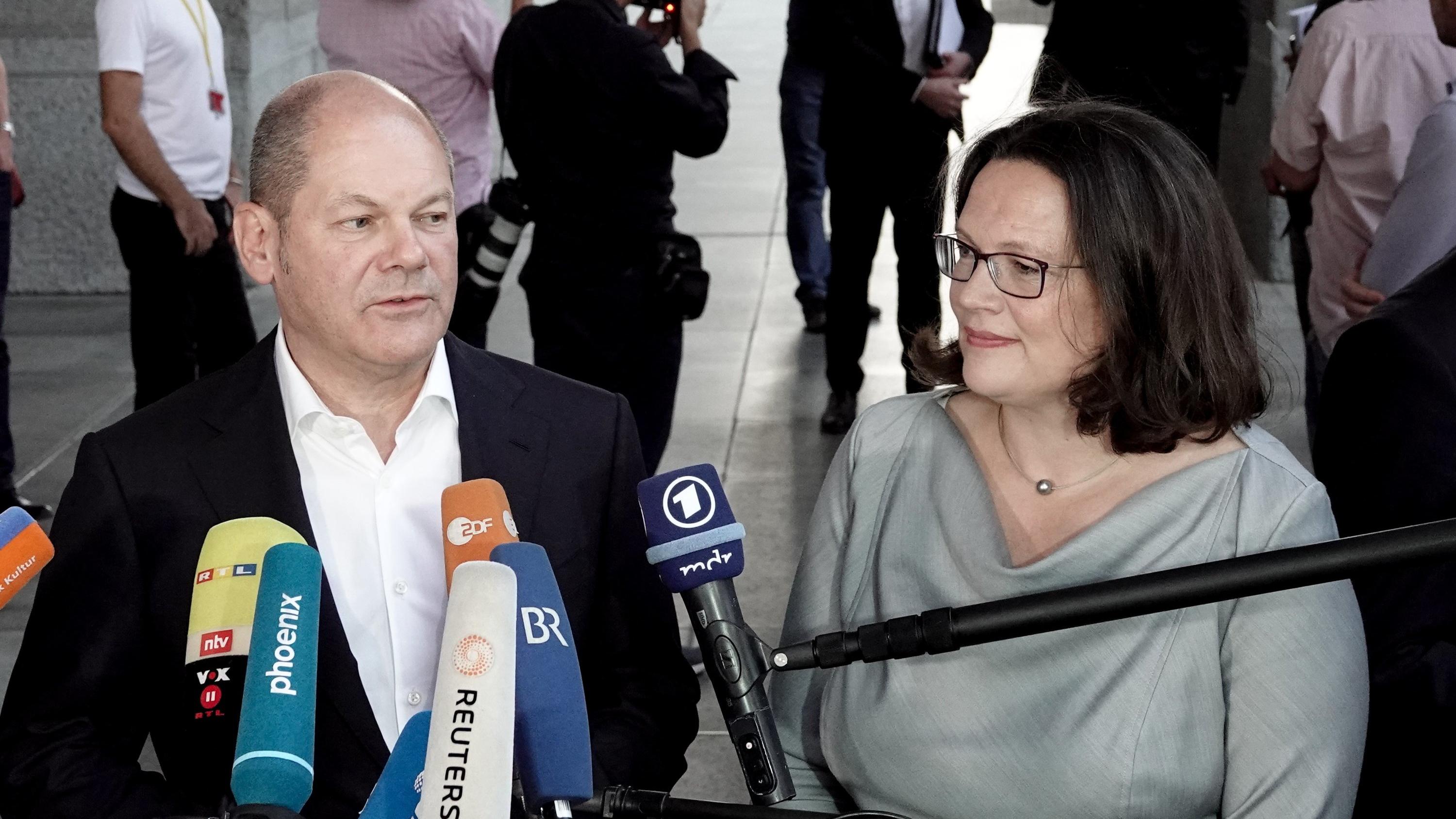 05.07.2018, Berlin: Olaf Scholz (SPD), Bundesfinanzminister, und Andrea Nahles, Fraktionsvorsitzende der SPD, sprechen nach der Einigung des Koalitionsausschusses von CDU/CSU und SPD auf einen Asylkompromiss vor dem Reichtagsgebäude zu den Medienvert