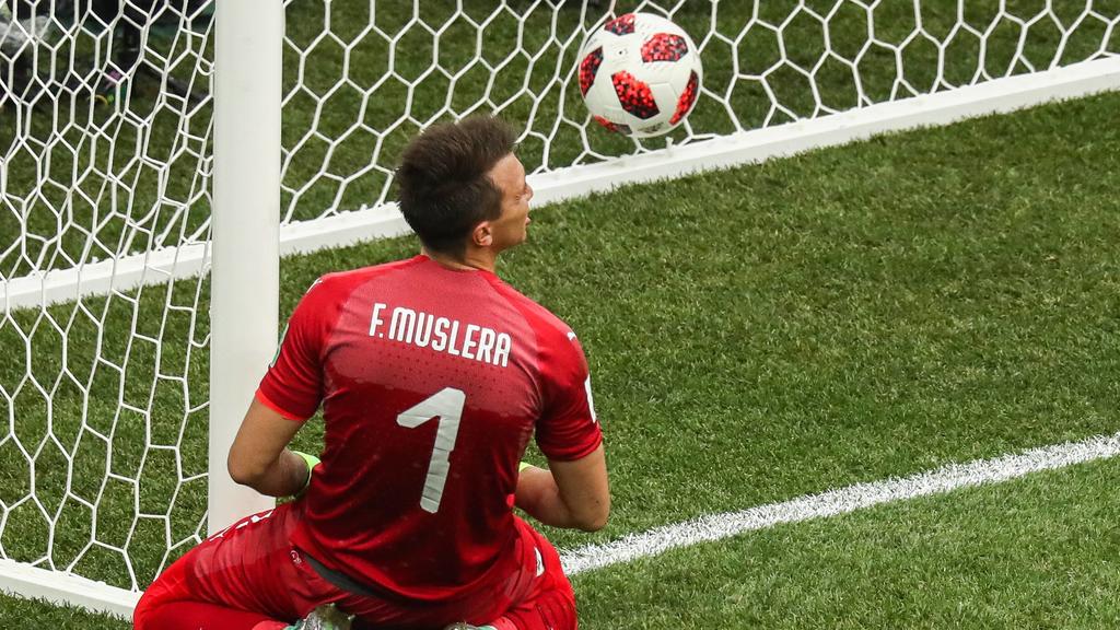 WM 2018, Uruguay - Frankreich NIZHNY NOVGOROD, RUSSIA - JULY 6, 2018: Uruguay s goalkeeper Fernando Muslera concedes a goal in the 2018 FIFA World Cup WM Weltmeisterschaft Fussball Quarterfinal football match against France at Nizhny Novgorod Stadium