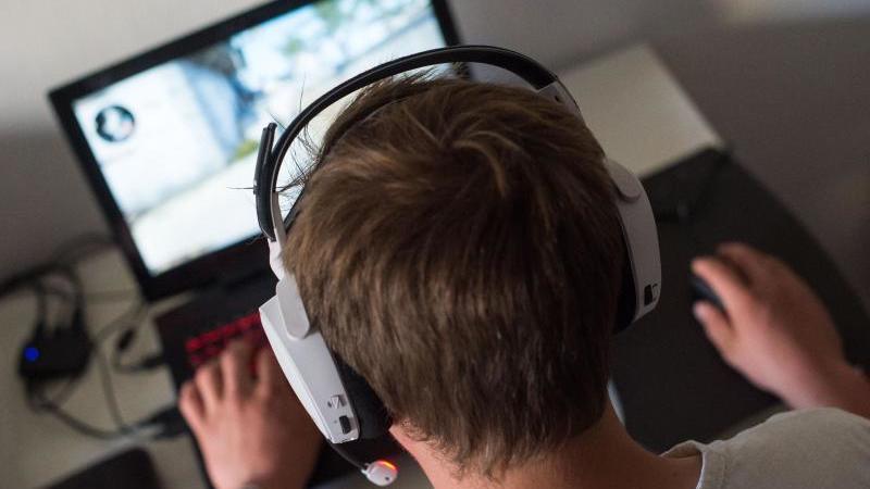 Der Fachverband Medienabhängigkeit schätzt, dass 0,5 bis ein Prozent der Bevölkerung abhängig von Online-Spielen sind. Vor allem Jungen und Männer seien betroffen. Foto: Lino Mirgeler