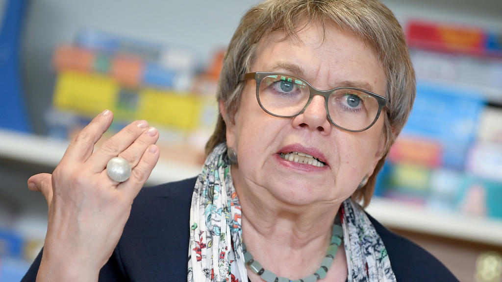 18.06.2018, Berlin: Marlis Tepe, GEW-Vorsitzende, spricht bei einer Pressekonferenz in der Carlo-Schmid-Oberschule. Die GEW (Gewerkschaft Erziehung und Wissenschaft) möchte auf den schlechten Bauzustand vieler Schulen aufmerksam machen. Foto: Britta