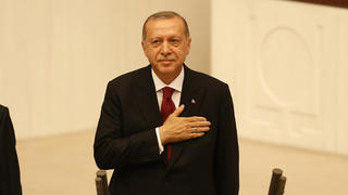 dpatopbilder - 09.07.2018, Türkei, Ankara: Recep Tayyip Erdogan, Präsident der Türkei, kommt zu seiner Vereidigung im Parlament. Zwei Wochen nach den Präsidentschafts- und Parlamentswahlen in der Türkei hat der alte und neue Staatspräsident Erdogan seinen Amtseid abgelegt und ist auf dem Höhepunkt seiner Macht angekommen. Foto: Lefteris Pitarakis/AP/dpa +++ dpa-Bildfunk +++