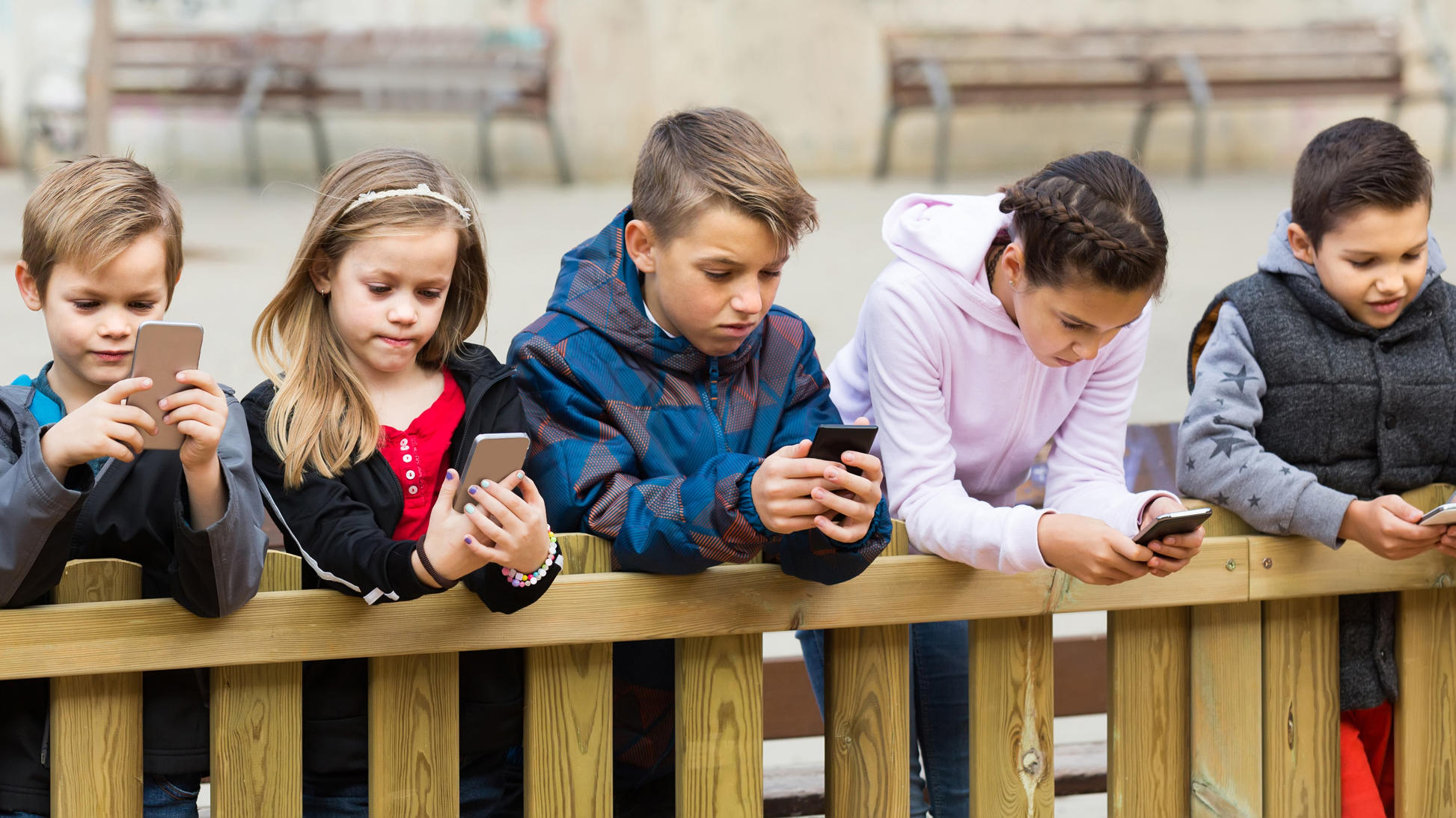 Kinder mit Smartphones.