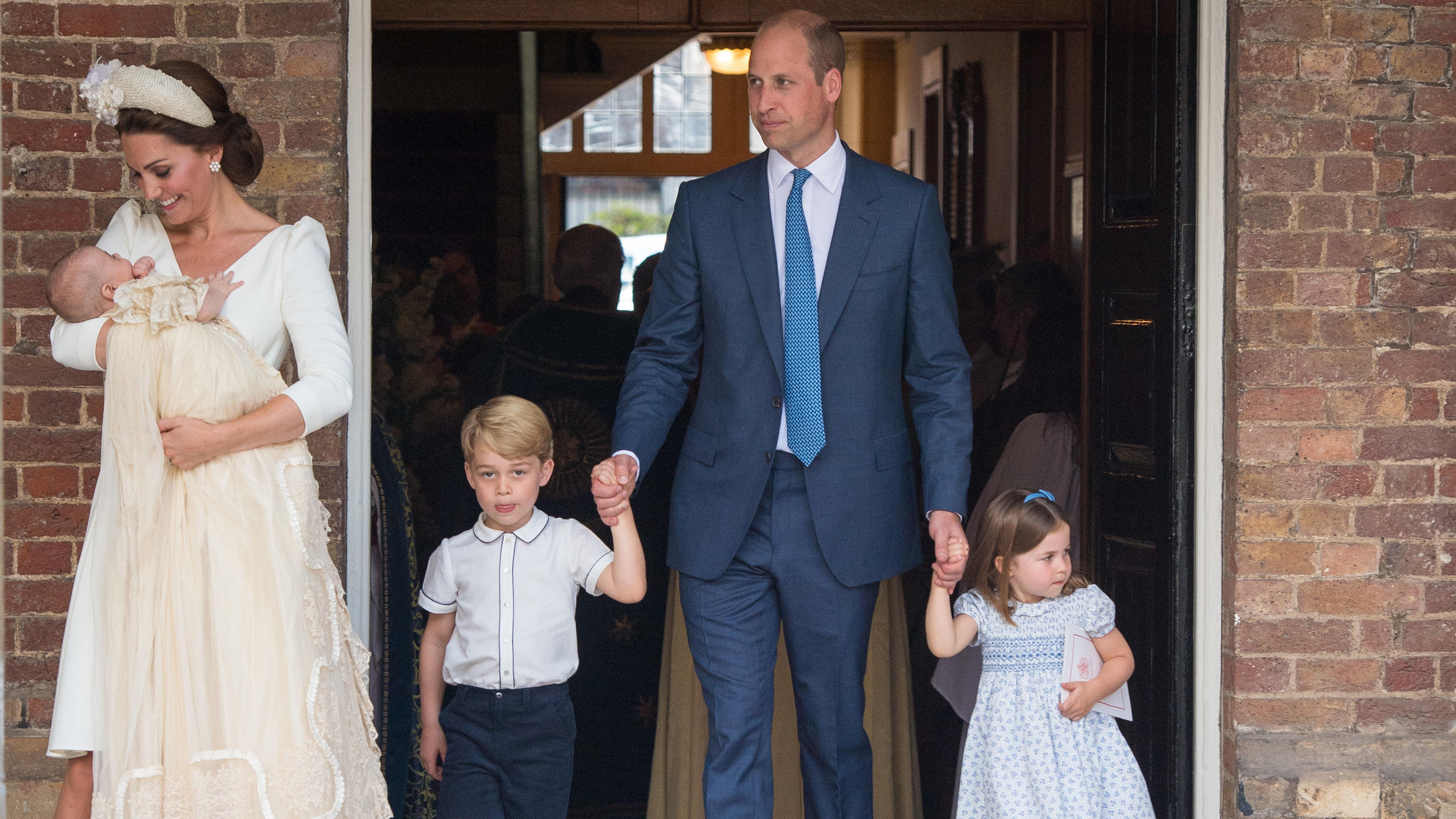09.07.2018, Großbritannien, London: Die britische Herzogin Kate (l) trägt den britischen Prinz Louis, daneben kommen der britische Prinz William (M) mit den beiden Kindern Prinz George (2.v.l) und Prinzessin Charlotte aus der Kapelle des St.-James's-