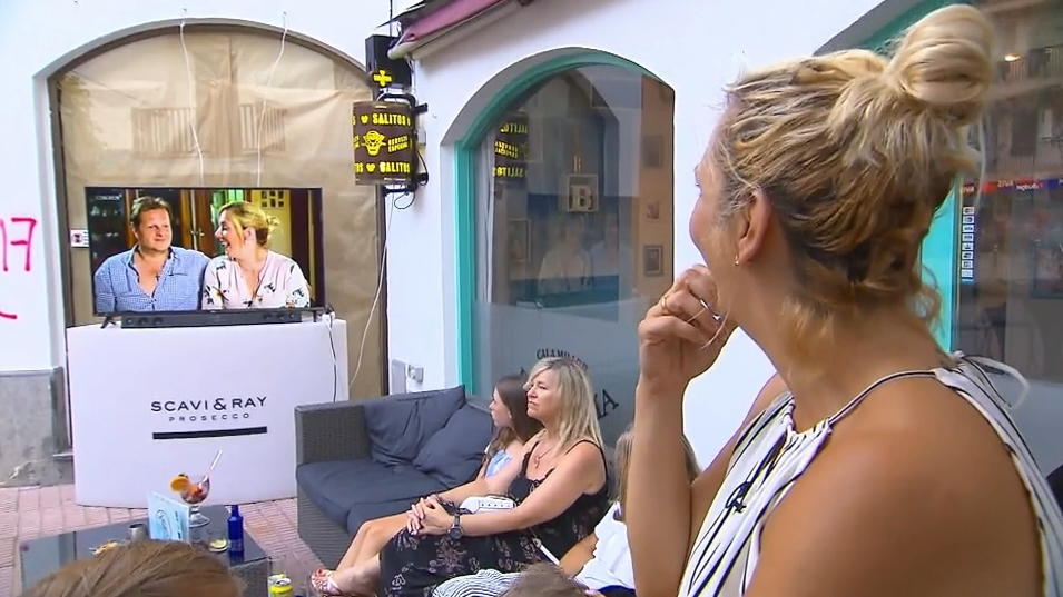Daniela Büchner schaut sich gespannt die erste Sommerhaus-Folge an.