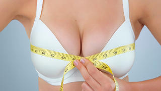 Brüste werden mit einem Maßband gemessen.