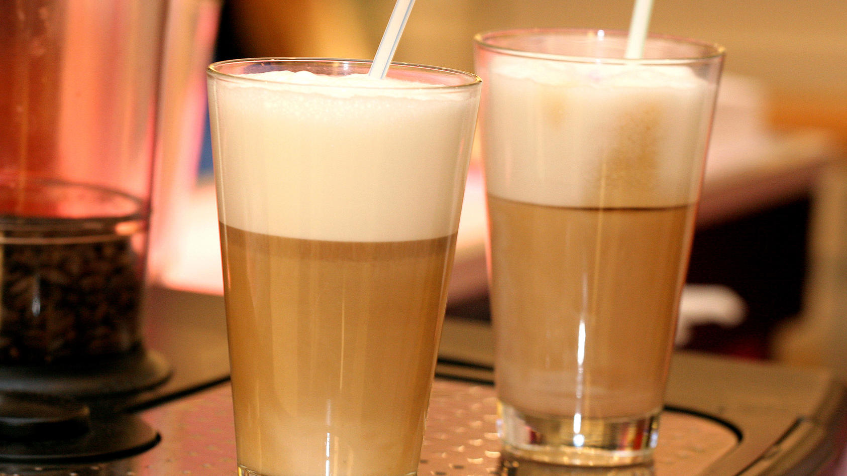 Latte Macchiato: Geschäumte Milch mit Espresso, aufgenommen am 13.02.2006. Foto: Heiko Wolfraum +++(c) dpa - Report+++