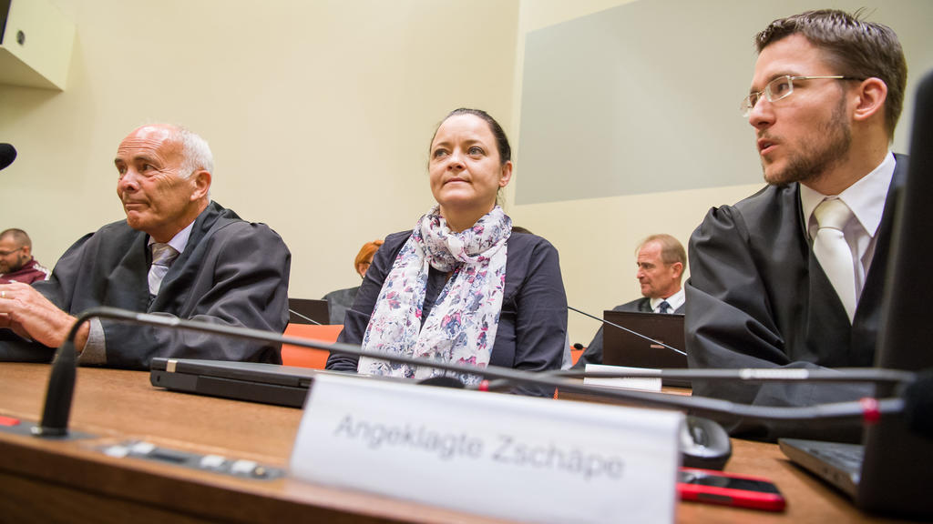 03.07.2018, Bayern, München: Die Angeklagte Beate Zschäpe sitzt im Gerichtssaal des Oberlandesgericht zwischen ihren Anwälten Hermann Borchert (l) und Mathias Grasel (r). Im Münchner NSU-Prozess werden Zschäpe und vier mitangeklagte mutmaßliche Helfe