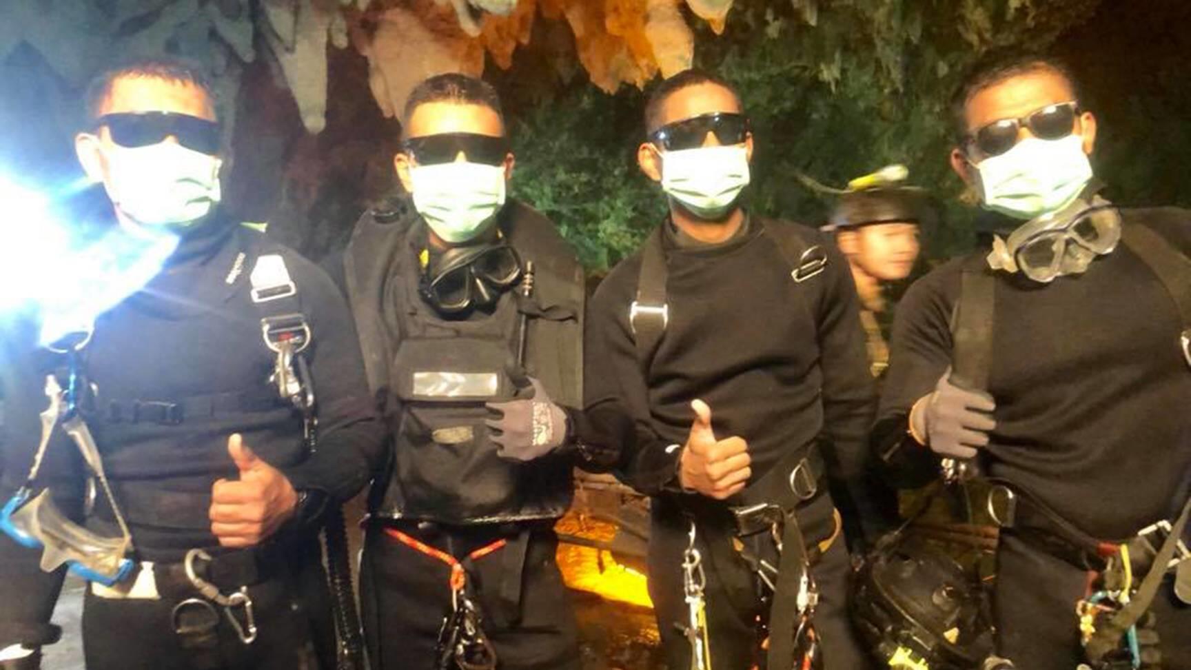 News-Bilder des Tages (180710) -- CHIANG RAI, July 10, 2018 -- Photo released by Royal Thai Navy on July 10, 2018 shows the last four Thai Navy SEAL divers coming out safely after completing the rescue mission inside the Tham Luang cave, in Chiang Ra