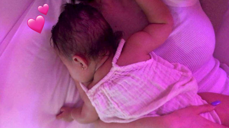 Kylie Jenners Baby Stormy trägt mit fünf Monaten schon Ohrstecker.