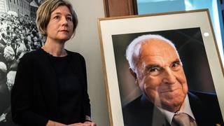 Maike Kohl-Richter steht neben Porträt ihres Mannes, Helmut Kohl