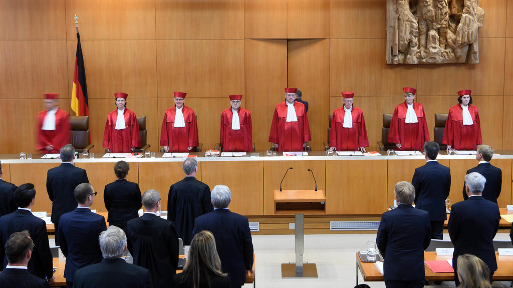 ARCHIV - 16.05.2018, Baden-Württemberg, Karlsruhe: Der Erste Senat des Bundesverfassungsgericht, Josef Christ (l-r), Gabriele Britz, Johannes Masing, Andreas Paulus, Ferdinand Kirchhof (Vorsitz), Michael Eichberger, Susanne Baer und Yvonne Ott, eröff