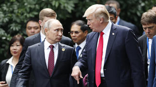 ARCHIV - 11.11.2017, Vietnam, Danang: US-Präsident Donald Trump und der russische Präsident Wladimir Putin unterhalten sich beim Gipfel der Asiatisch-Pazifischen Wirtschaftsgemeinschaft (Apec). Nach anhaltender Kritik an seinem Gipfel mit dem russischen Präsidenten Wladimir Putin in Helsinki hat US-Präsident Donald Trump den Kremlchef überraschend im Herbst nach Washington eingeladen. Foto: Jorge Silva/Reuters Pool/dpa +++ dpa-Bildfunk +++