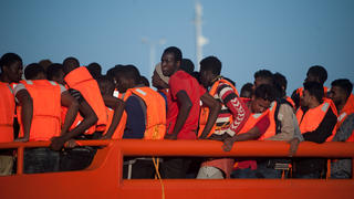 18.07.2018, Spanien, Malaga: Flüchtlinge stehen auf einem Rettungsboot, nachdem sie von der spanischen Küstenwache im Mittelmeer gerettet wurden. Die Flüchtlinge wurden nach ihrer Rettung nach Malaga gebracht. Foto: Jesus Merida/SOPA Images via ZUMA Wire/dpa +++ dpa-Bildfunk +++