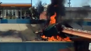 Ein Lkw brennt an einer Autobahn in El Paso, Texas lichterloh. Der Fahrer kann sich aus dem zerstörten Fahrzeug retten