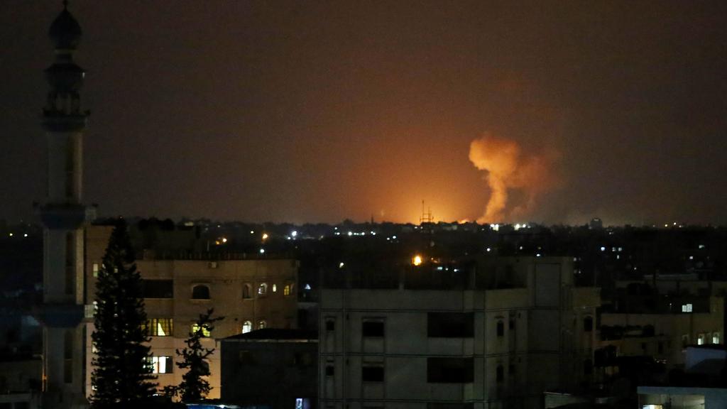 Bild einer Explosion nach einem nächtlichen Luftangriff der israelischen Armee im Gazastreifen.
