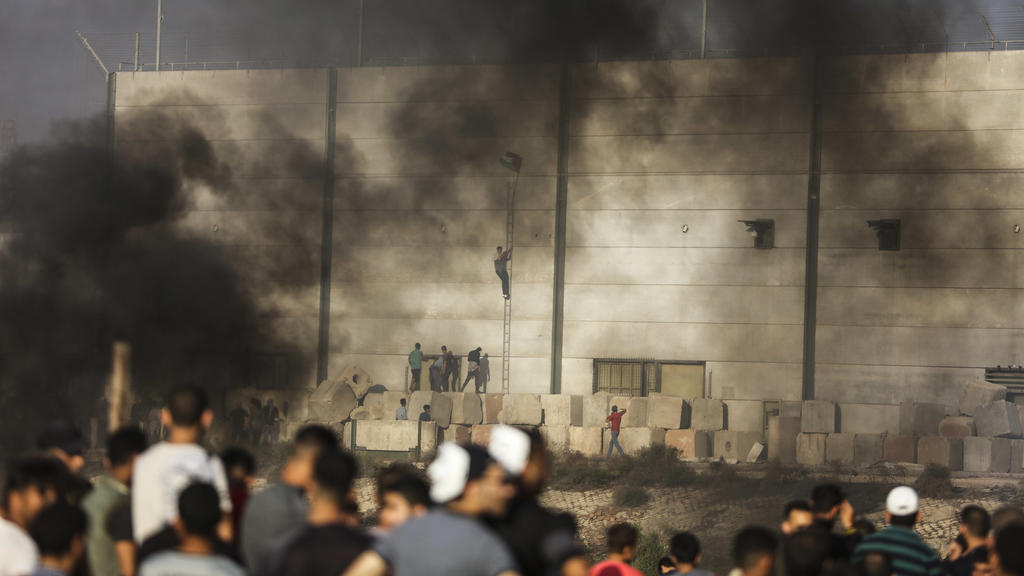 20.07.2018, Palästinensische Autonomiegebiete, Gazastreifen, Gaza: Palästinensische Demonstranten bei Auseinadersetzungen mit israelischen Soldaten an der Grenze zu Israel. Der Konflikt zwischen Israel und der im Gazastreifen herrschenden Hamas ist g
