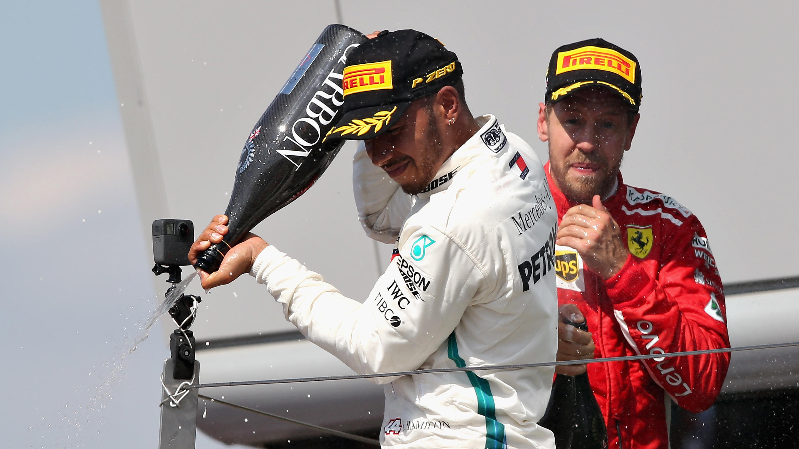 Große Rivalen: Lewis Hamilton macht Sebastian Vettel die Jagd nach WM-Titel Nummer fünf schwer