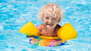 Schwimmhilfen sind für Kleinkinder, die noch nicht schwimmen können, wichtig. Eltern sollten deshalb darauf achten, dass sie den Sicherheitsstandards entsprechen.