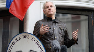 ARCHIV - 19.05.2017, Großbritannien, London: Wikileaks-Gründer Julian Assange steht während einer Rede auf dem Balkon der Botschaft von Ecuador. Ecuador könnte laut einem Medienbericht den Aufenthalt von Wikileaks-Gründer Julian Assange in der Londoner Botschaft des Landes gegen dessen Willen beenden und ihn den britischen Behörden übergeben. (zu dpa «Bericht: Ecuadors Präsident will Assange Asyl entziehen» vom 22.07.2018) Foto: Constantin Eckner/dpa +++ dpa-Bildfunk +++