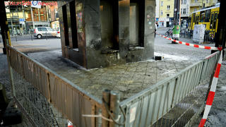 23.07.2018, Berlin: Brandspuren sind nach dem Angriff auf zwei Obdachlose am Cajamarcaplatz am S-Bahnhof Schöneweide am abgesperrten Tatort zu sehen. Ein Unbekannter hatte in der Nacht zwei Obdachlose und ihren Besitz mit einer Flüssigkeit übergossen und angezündet. Foto: Britta Pedersen/dpa-Zentralbild/dpa +++ dpa-Bildfunk +++