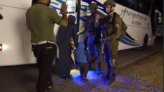 HANDOUT - Datum unbekannt, Ort unbekannt: Das Standbild aus einem Video, das die israelische Armee herausgegeben hat, zeigt Menschen, die von israelischen Soldaten vor den Kämpfen in Syrien in Sicherheit gebracht werden. Das israelische Militär teilte am 22.07.2018 mit, dass es syrische Weißhelme aus der Kampfzone gerettet und in ein drittes Land evakuiert hat Foto: -/Israeli Defense Forces/dpa +++ dpa-Bildfunk +++