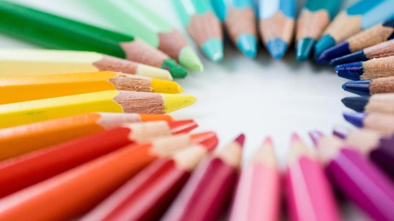 Schön farbig, aber nicht immer ungefährlich: Viele Buntstifte enthalten Stoffe, die als krebsauslösend gelten. Foto: Franziska Gabbert