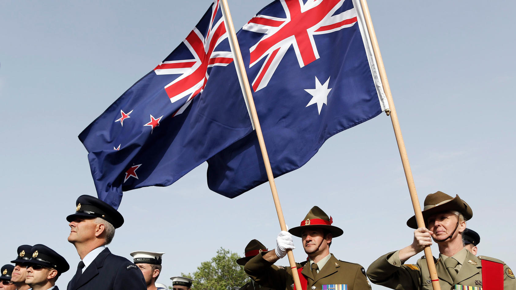 Soldaten aus Neuseeland und Australien stehen mit einer neuseeländischen (l) und einer australischen Flagge vor dem Mehmetcik Monument um an die Schlacht von Gallipoli zu erinnern. 