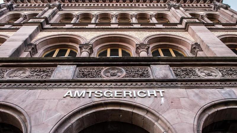 nach-der-verhandlung-im-amtsgericht-in-munster-kam-es-zu-tumultartigen-szenen