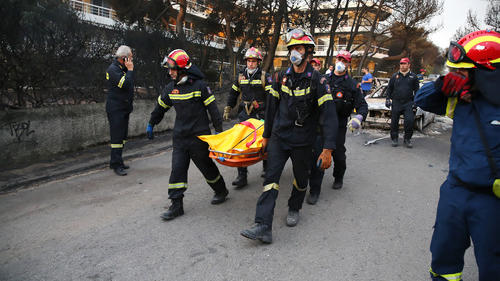 Rettungskräfte bergen weiterhin Leichen aus den verbrannten Häusern