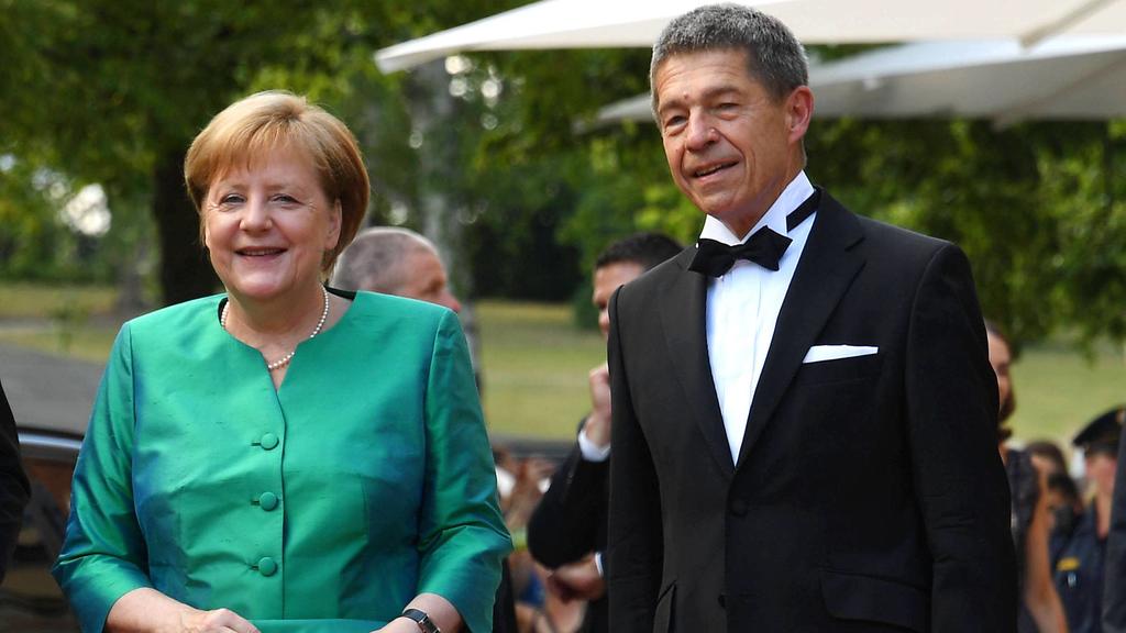 Angela Merkel, die Bundeskanzlerin mit ihrem Ehemann Joachim Sauer bei der Ankunft zur Eroeffnung der Bayreuther Festspiele am 25.07.2018 im Festspielhaus in Bayreuth Bayreuther Wagner Festspiele mit der Lohengrin Premiere, 2018 *** Angela Merkel the