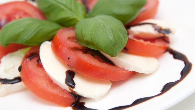 Auf Tomate und Mozzarella darf dunkler Balsamico-Essig nicht fehlen. Auch günstige Produkte sind geschmacklich einwandfrei, urteilt die Zeitschrift "Öko-Test". Foto: Andrea Warnecke