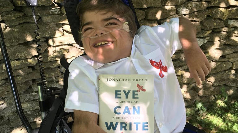 Jonathan Bryan leidet unter infantiler Zerebralparese, er kann weder schreiben noch sprechen. Dennoch hat er nun seine Autobiografie "Eye can write" verfasst.