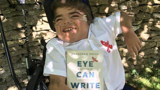 Jonathan Bryan leidet unter infantiler Zerebralparese, dennoch hat er nun sein Buch "Eye can write" verfasst.