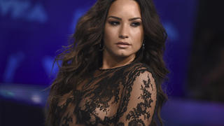 ARCHIV - 27.08.2017, USA, Kalifornien, Inglewood: Demi Lovato kommt zur Verleihung der MTV Video Music Awards 2017. Nach einem mutmaßlichen Drogenvorfall hat US-Sängerin Demi Lovato (25) ein für Sonntag geplantes Konzert in Kanada abgesagt. (zu dpa: «Nach mutmaßlicher Überdosis: Demi Lovato sagt Konzert ab» vom 26.07.2018) Foto: Jordan Strauss/Invision/AP/dpa +++ dpa-Bildfunk +++