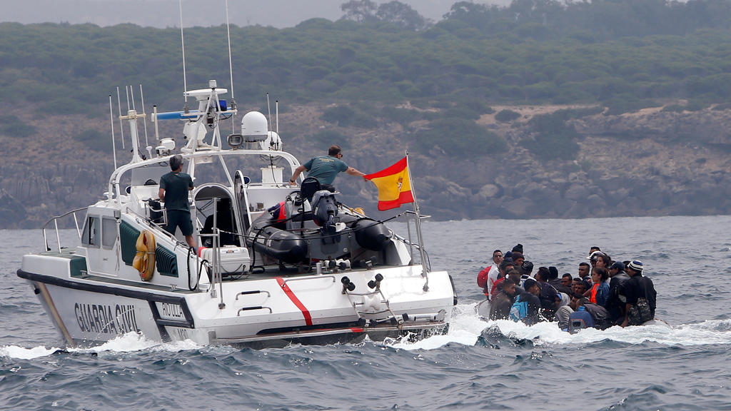 Die spanische Polizei versuchte, die Flüchtlinge am Strand von Canuelo zu stoppen.