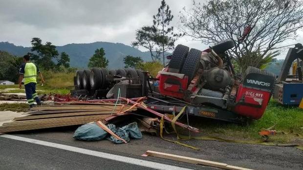 Ein überschlagener Lkw auf einer Autobahn in Brasilien. Eine hochschwangere Frau wurde aus dem Fahrzeug geschleudert und starb, ihr Baby kam dabei wie durch ein Wunder unverletzt zur Welt.