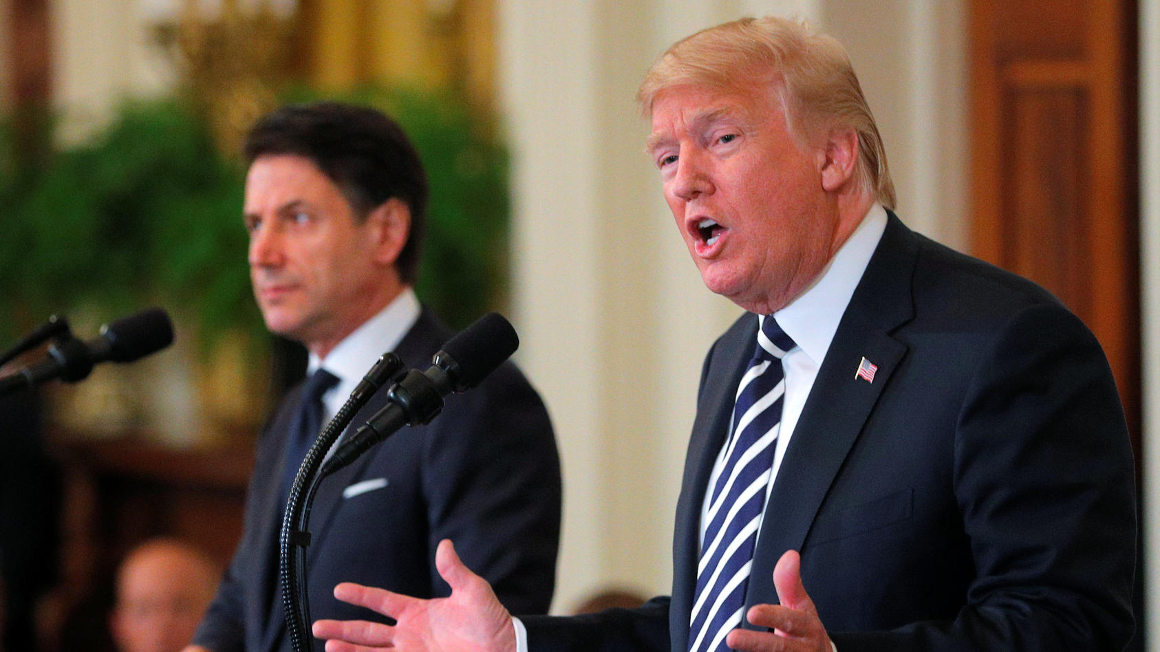 US-Präsident Donald Trump (r.) beim Treffen mit dem italienischen Ministerpräsidenten Giuseppe Conte im Weißen Haus