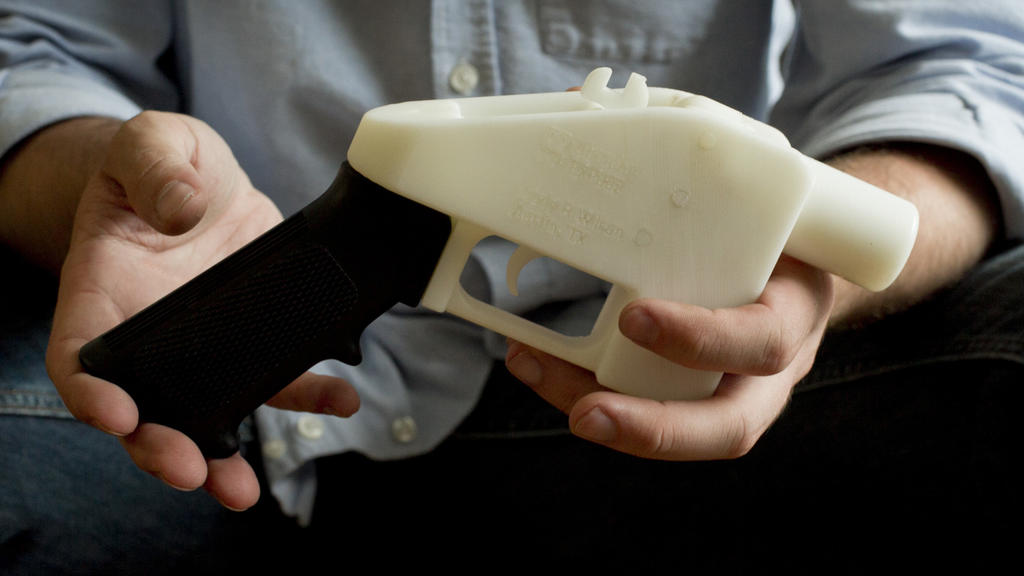 ARCHIV - 10.05.2013, USA, Texas, Austin: Eine Person hält eine Plastik-Pistole, die komplett im 3D-Drucker hergestellt wurde. Eine Organisation will nun Waffenpläne für 3D-Drucker ins Netz stellen - und damit ein neues Zeitalter einläuten. (zu dpa «D