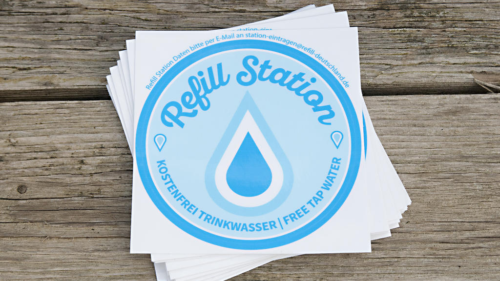Wer dieses Symbol erspäht, darf sich dort gratis seine Wasserflasche auffüllen.
