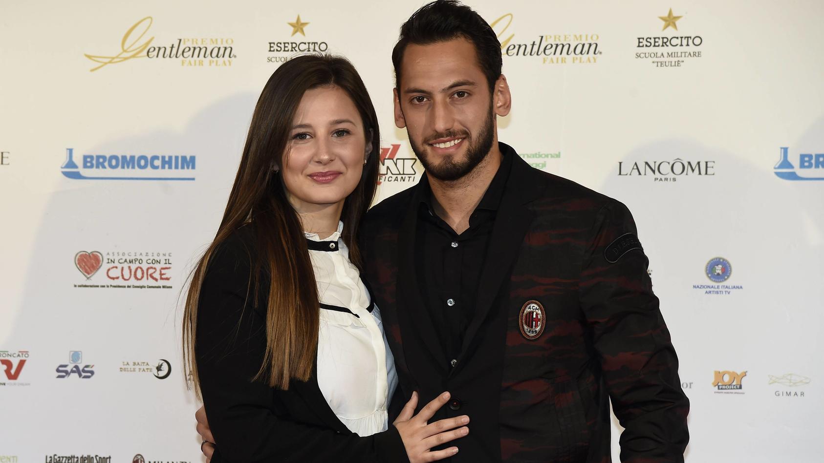 Mitte Mai schien noch alles in Ordnung: Hakan Calhanoglu und seine Frau Sinem zeigten sich glücklich bei einem Event in Mailand