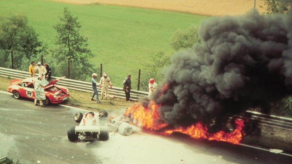 Nach einem Zusammenstoß in der zweiten Runde beim Grand Prix auf dem Nürburgring am 01.08.1976 brennt der Ferrari des österreichischen Formel-1-Weltmeisters Niki Lauda. Nur in letzter Sekunde entkam Niki Lauda vor 30 Jahren auf dem Nürburgring dem To