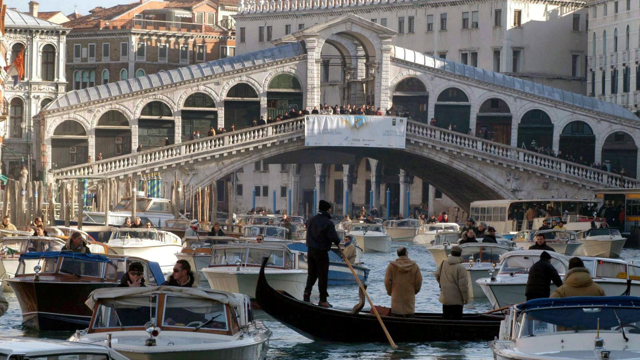 ARCHIV - 13.02.2004, Italien, Venedig: Venezianische Wassertaxis blocken während einer Protestaktion den Canal Grande in Venedig. Über den Schiffsverkehr in Venedig wird seit langem gestritten. Den Kritikern sind zu viele Schiffe auf den Kanälen unte