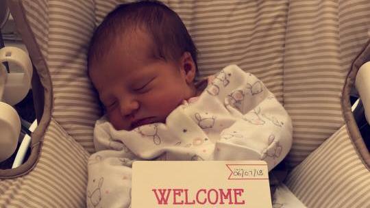 Isla-Rose Heasman wurde mit "Dentes connati", auch Hexenzähne genannt, geboren.