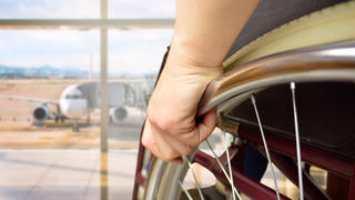 Rollstuhlfahrer am Flughafen.