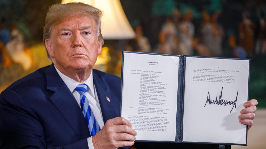 Donald Trump zeigt die Erklärung zum Ausstieg der USA aus dem Atomabkommen mit dem Iran