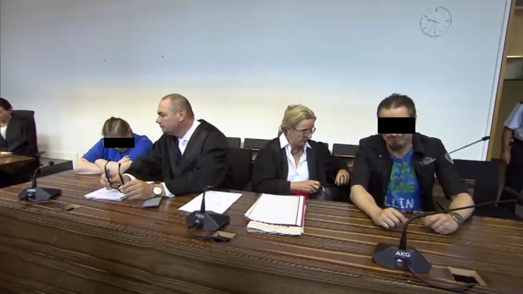 Die Angeklagten Berrin T. und Christian L. im Gerichtssaal in Freiburg