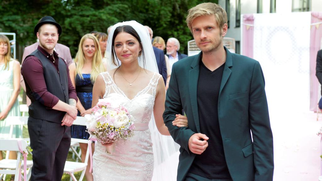Philip (Jörn Schlönvoigt) führt seine Schwester Emily (Anne Menden) zum Traualtar.